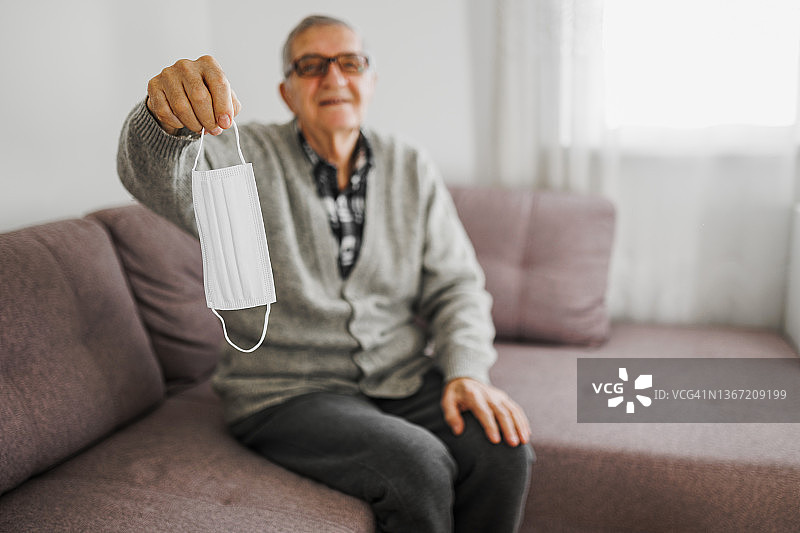 戴口罩的灰发老年男人特写图片素材