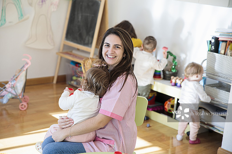 幼儿教育教师和她的小学生们图片素材