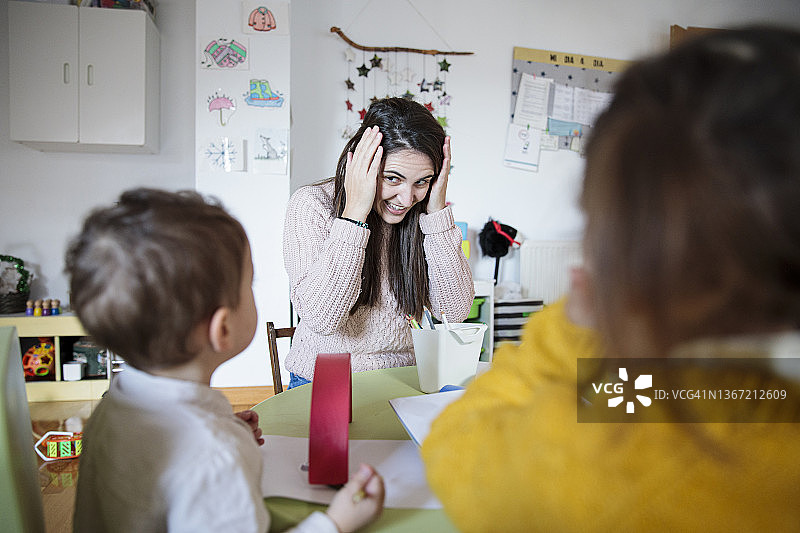 在学校的幼儿园老师图片素材