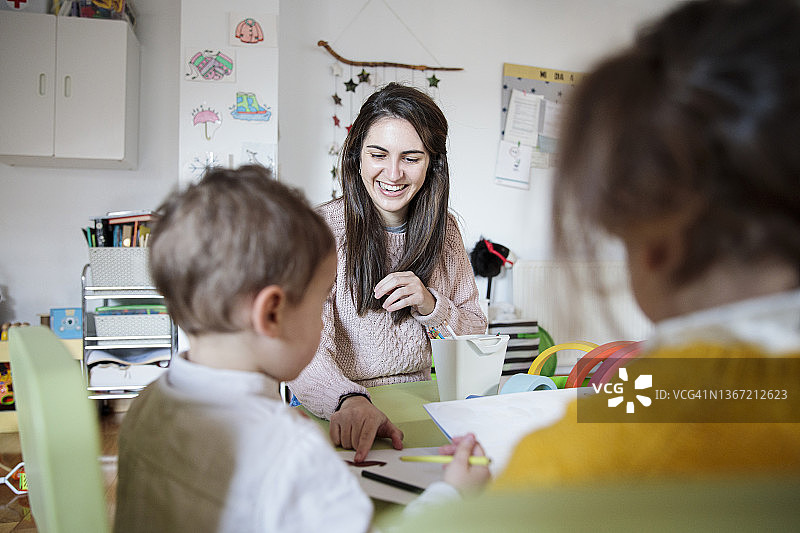 在学校的幼儿园老师图片素材