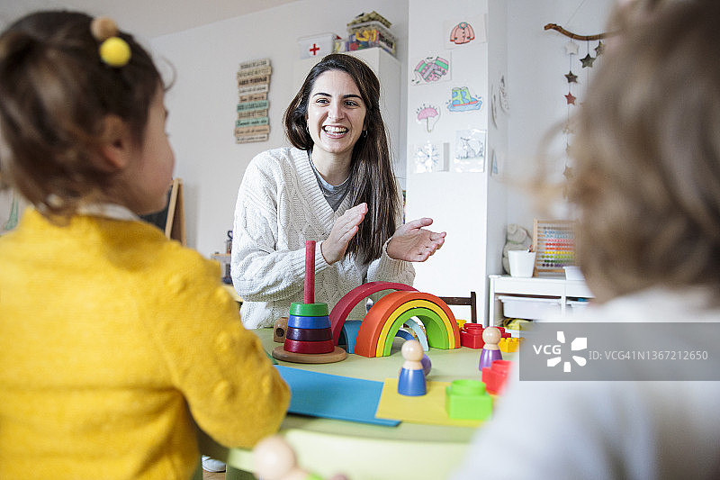 在学校的幼儿园老师图片素材
