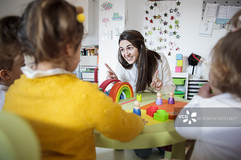 在学校的幼儿园老师图片素材