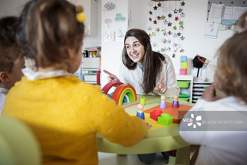 在学校的幼儿园老师图片素材