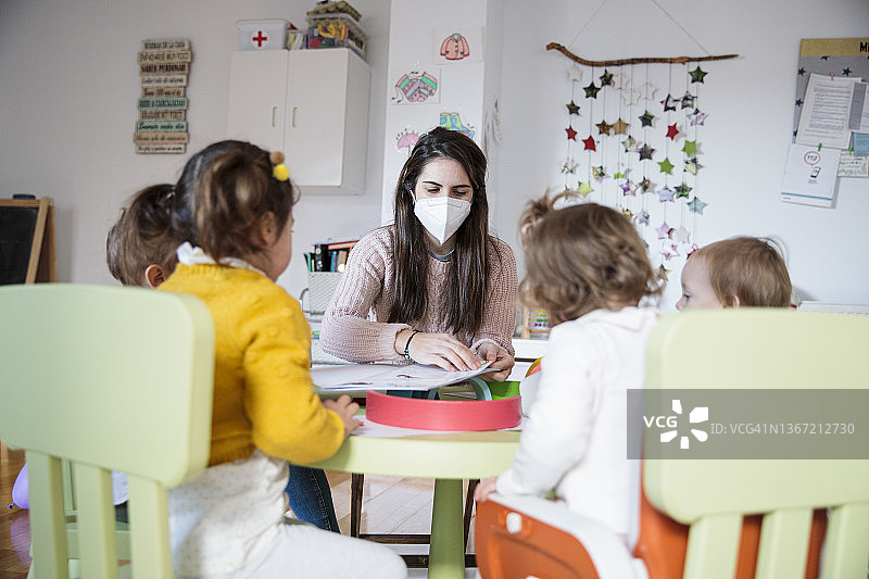 在学校的幼儿园老师图片素材
