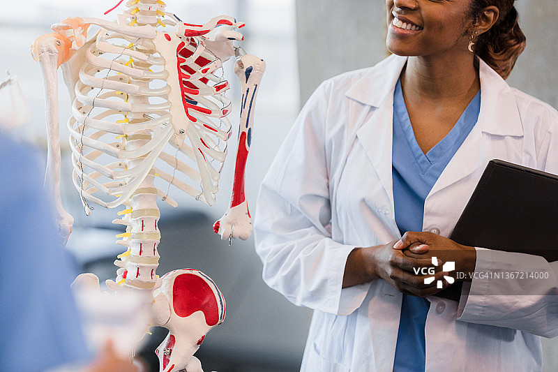 女教授在讲座后接受看不见的学生提问图片素材