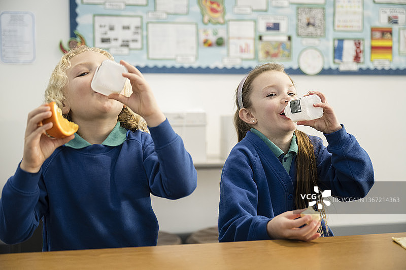 学生们在课间享用牛奶和水果图片素材