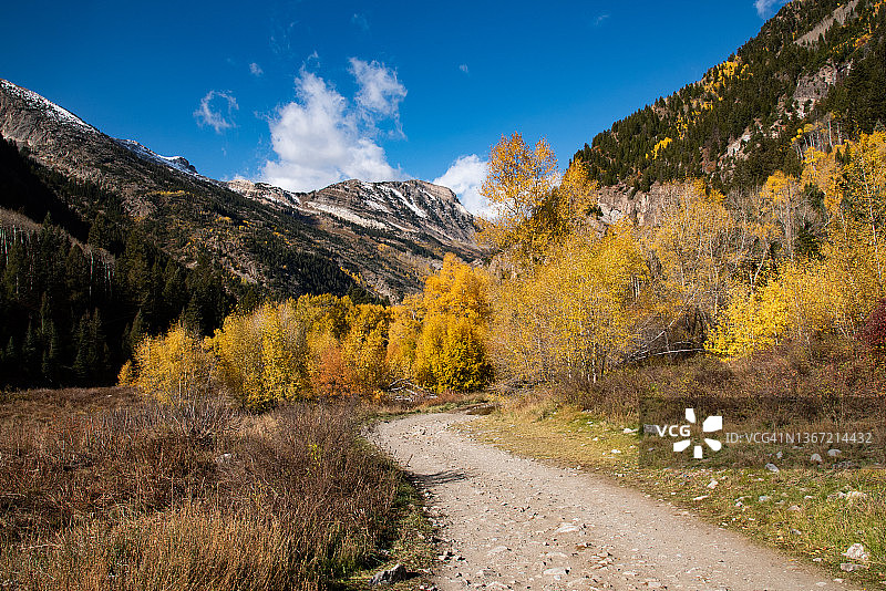 美国落基山脉的岩石四驱车单车道狭窄土路图片素材