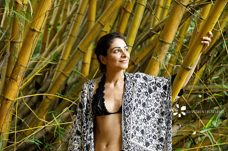 竹林中的女人图片素材