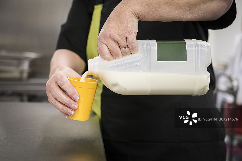 学校厨师倒牛奶图片素材