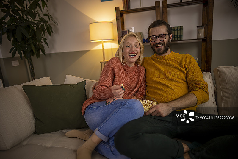 情侣看电视吃爆米花图片素材