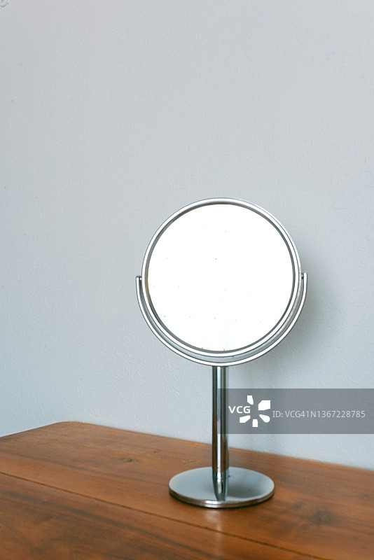 木制梳妆台上小圆镜竖版照片图片素材