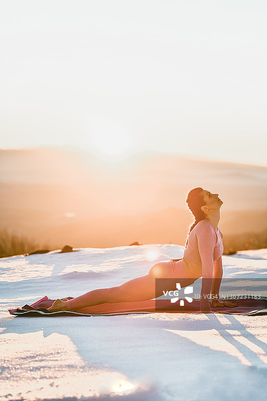 瑜伽专家在雪山上的优美日出和木板式图片素材