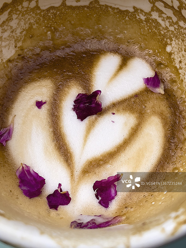 玫瑰花瓣拿铁咖啡图片素材