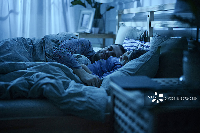 父子在床上睡觉图片素材