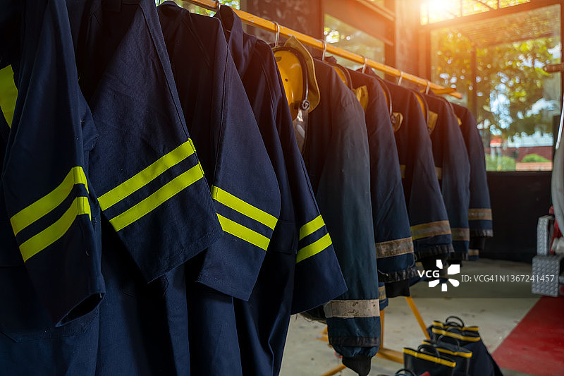 消防站内的消防员制服，消防员装备已准备就绪图片素材