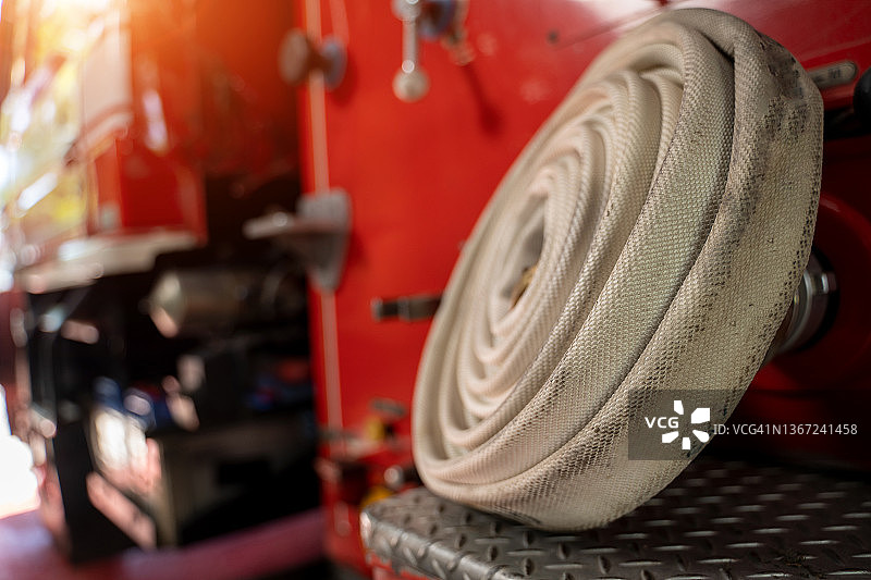 消防车保险杠上的消防水带，消防水带喷嘴图片素材
