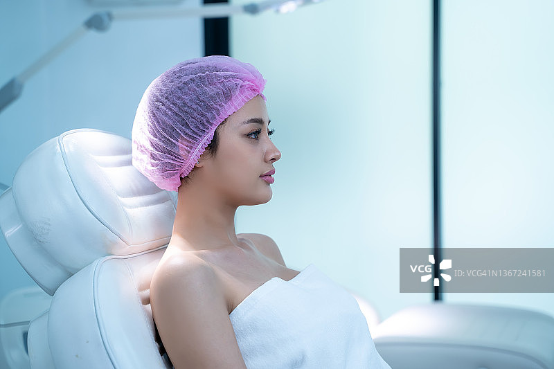 美容诊所中的年轻亚洲女子美丽肖像，模特，轮廓，健康护理图片素材
