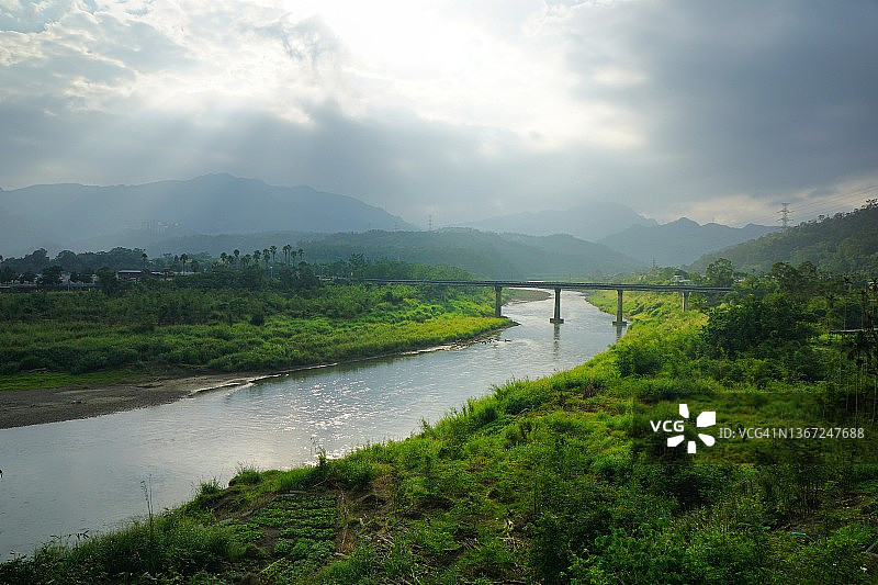 阳光下的河畔图片素材