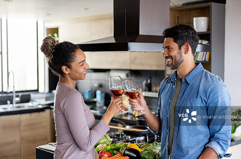 情侣在家举杯共饮葡萄酒图片素材