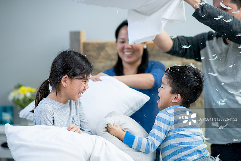 家庭枕头大战图片素材