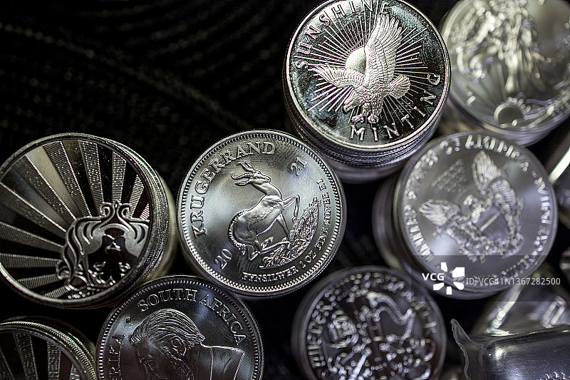 深色背景下的银币堆叠俯视图图片素材