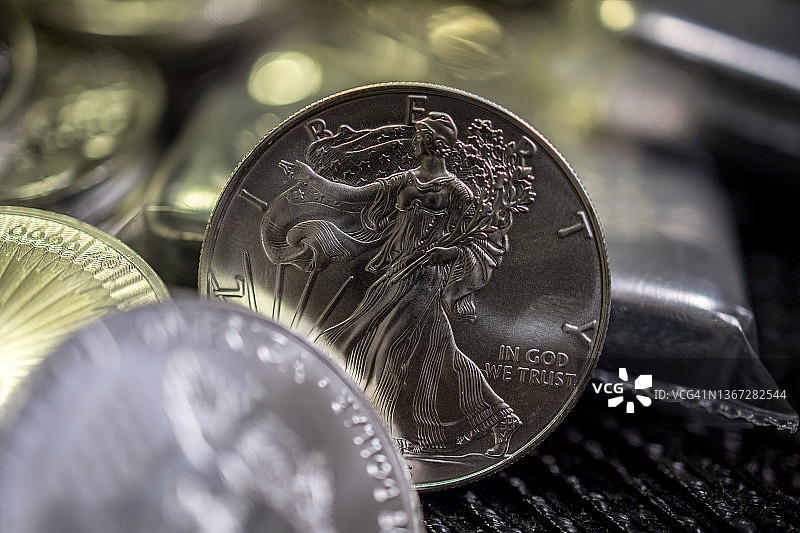 1盎司美国自由女神一美元银币特写，深色背景逆光拍摄图片素材