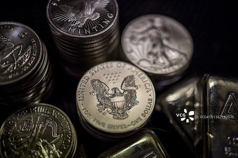 聚光灯下的自由女神一美元鹰币图片素材