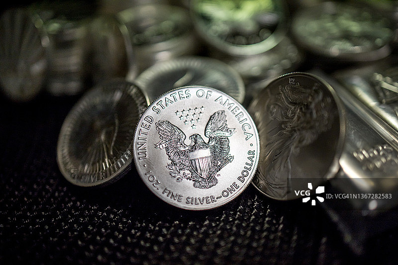 聚光灯下的美国鹰扬一美元银币图片素材