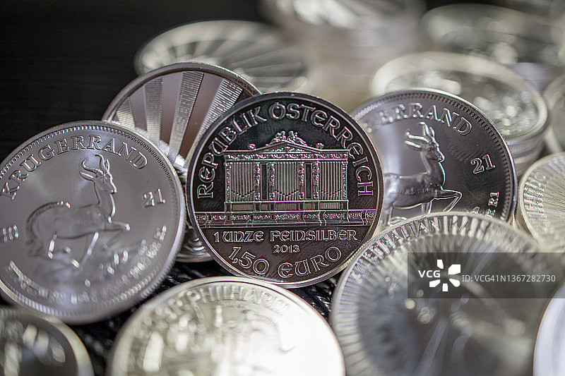 多种银币，深色背景，聚焦2013年维也纳爱乐银币图片素材