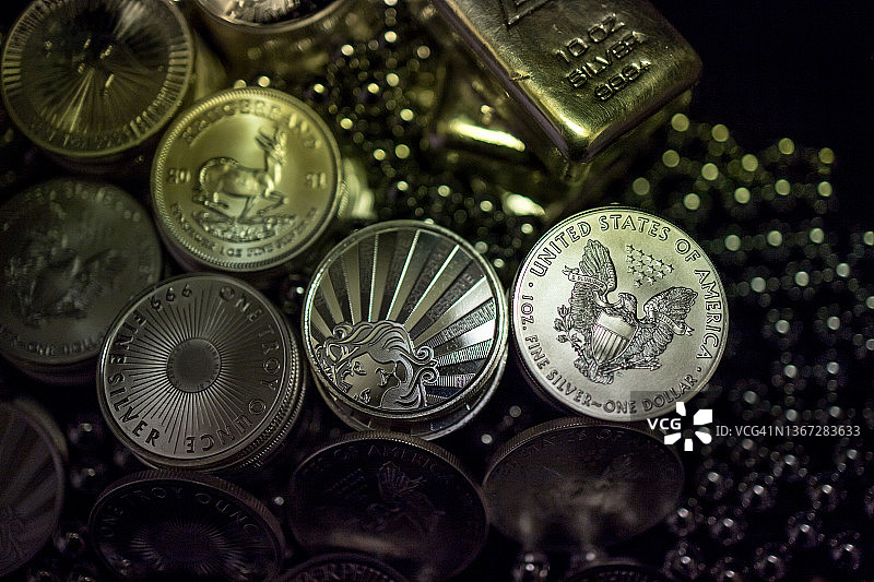 银币堆和银球轴承图片素材