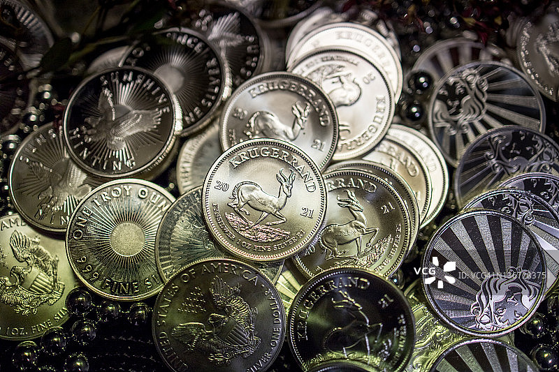 南非克鲁格朗银币与银币和滚珠轴承图片素材