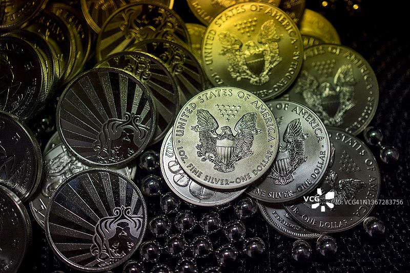 聚光灯下的美国鹰银币图片素材