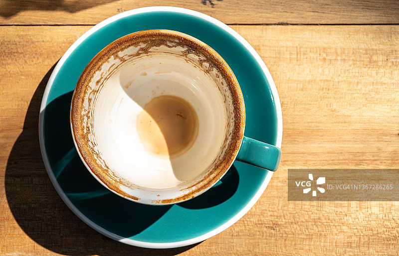 木桌上的空咖啡杯图片素材