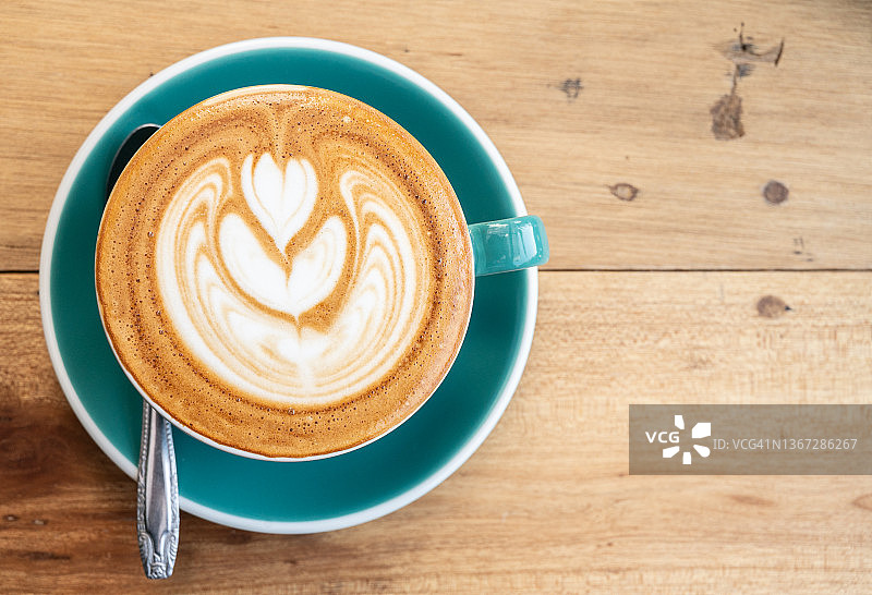 木桌上的一杯拿铁咖啡高角度景观图片素材