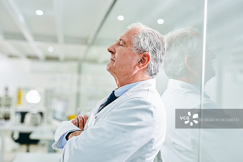 老年科学家在实验室工作，看起来压力很大的照片图片素材