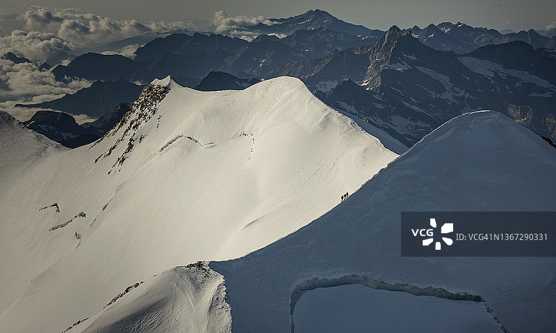 雪岭上的登山者图片素材