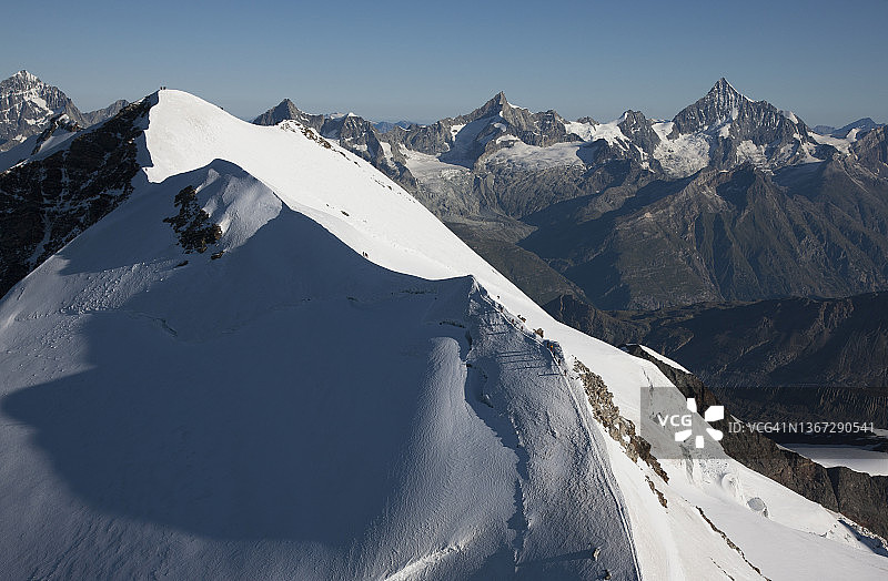 雪岭上的登山者图片素材