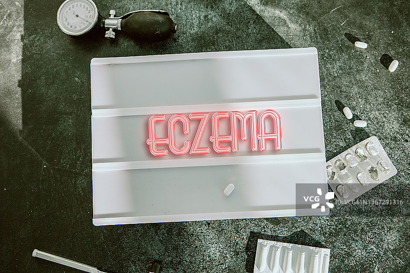 桌面上的笔记本、铅笔与听诊器。医疗概念。图片素材