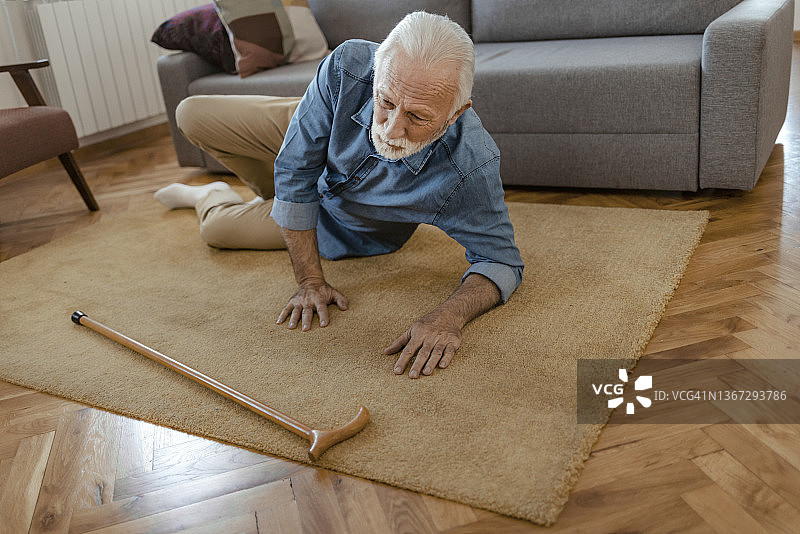 躺在地毯上的残疾老人图片素材
