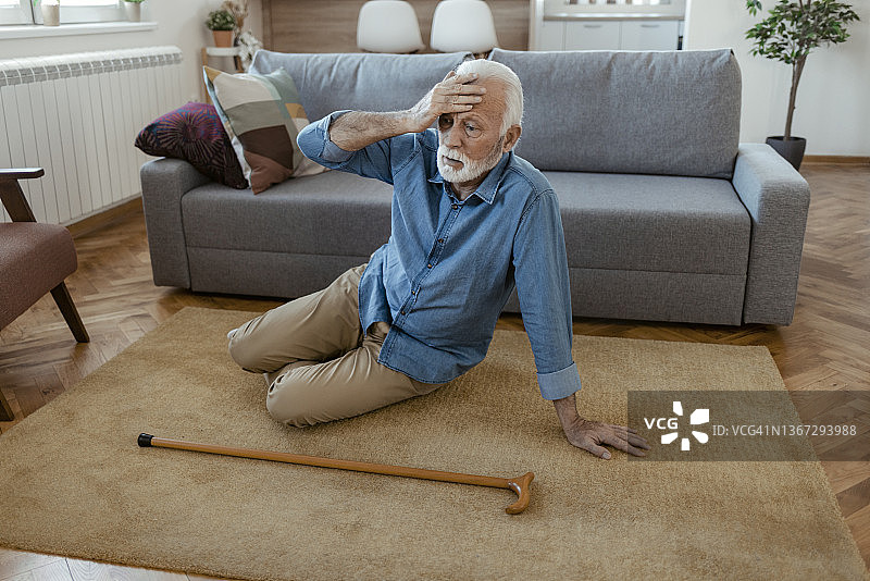 年长的男人摔倒图片素材