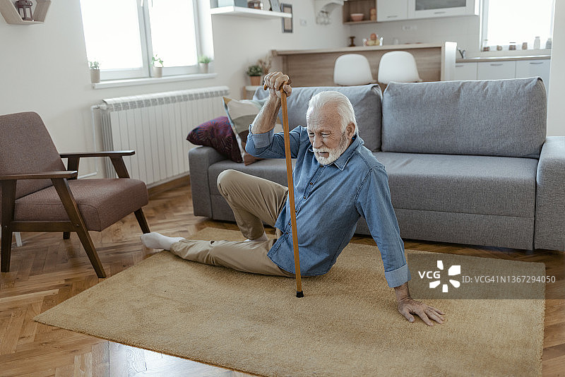 年长的男人摔倒图片素材