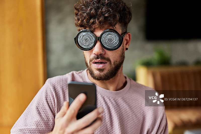 受社交媒体影响图片素材