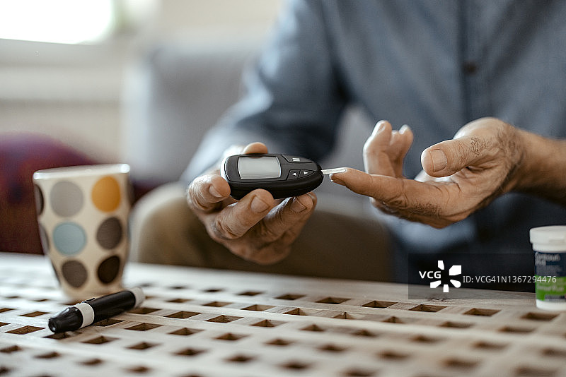 患者双手测量血糖水平特写图片素材