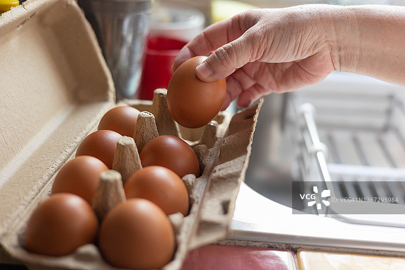 手工挑选的鸡蛋图片素材