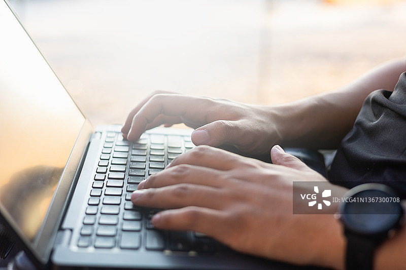 手在笔记本电脑上打字图片素材