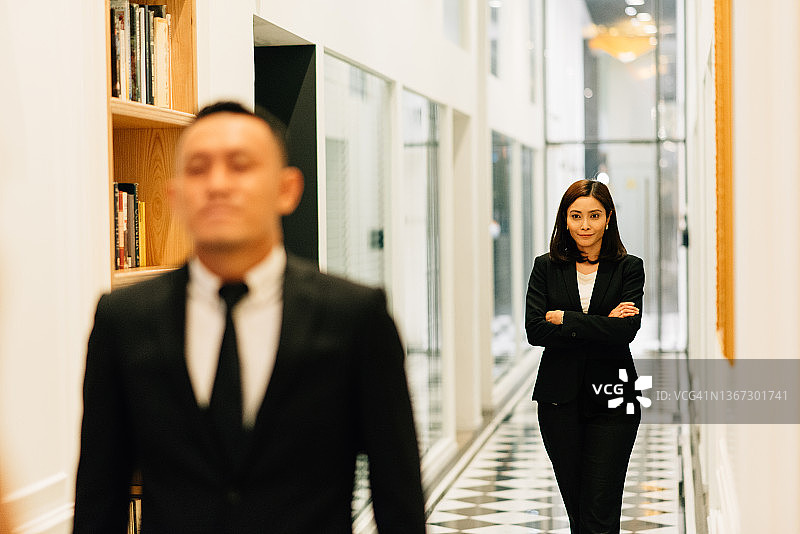 在办公室看向镜头的马来西亚成功女商人图片素材