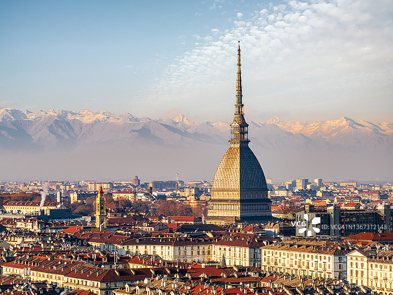 都灵天际线与阿尔卑斯山背景全景图片素材