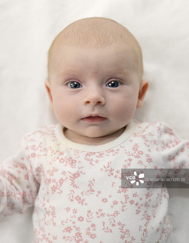 看着镜头的女婴肖像图片素材