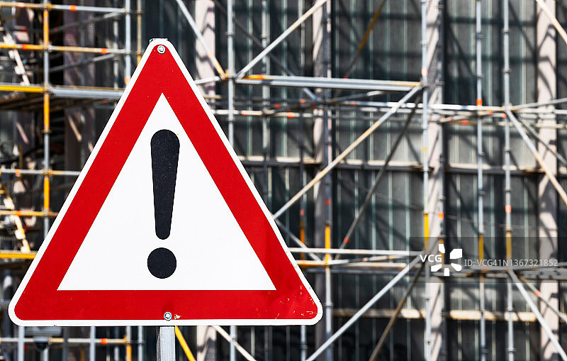 建筑工地：带有警告标志的脚手架图片素材