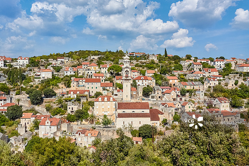 克罗地亚布拉奇岛洛兹卡村全景，包含由伊万·伦迪奇设计并于1899年建造的圣约翰和保罗教堂钟楼图片素材